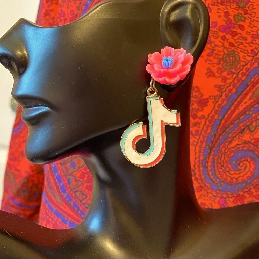 TikTok Flower Dangle Earrings Pink‎ Blue White Red Gold Tone Fun Trendy Jewelry - Picture 4 of 7
